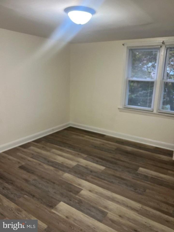 319 W 21st St - Photo 6 of 10