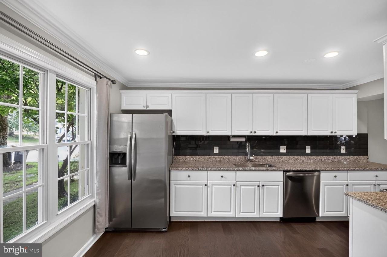 6176 Martins Landing Ct - Photo 4 of 38