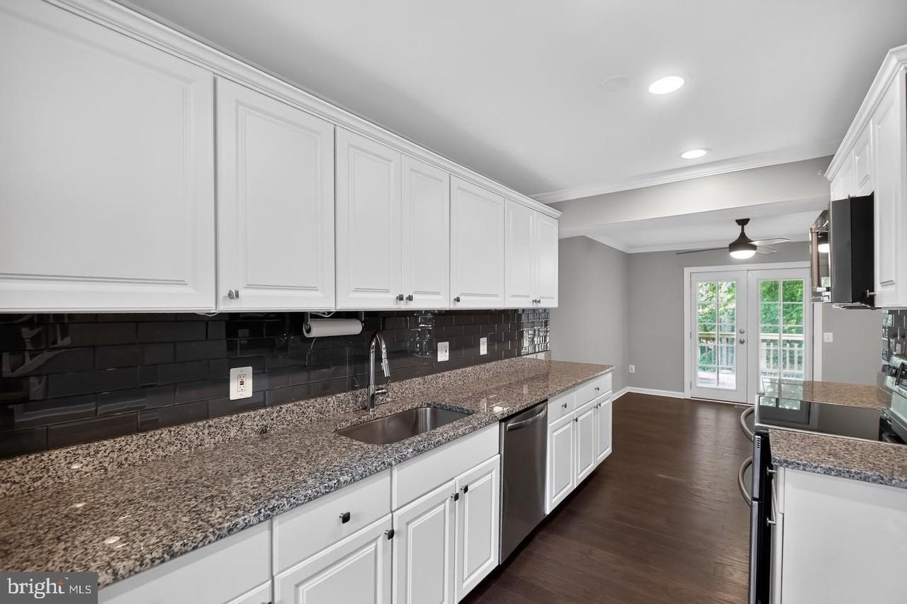 6176 Martins Landing Ct - Photo 5 of 38
