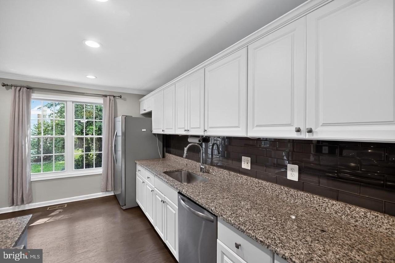 6176 Martins Landing Ct - Photo 6 of 38