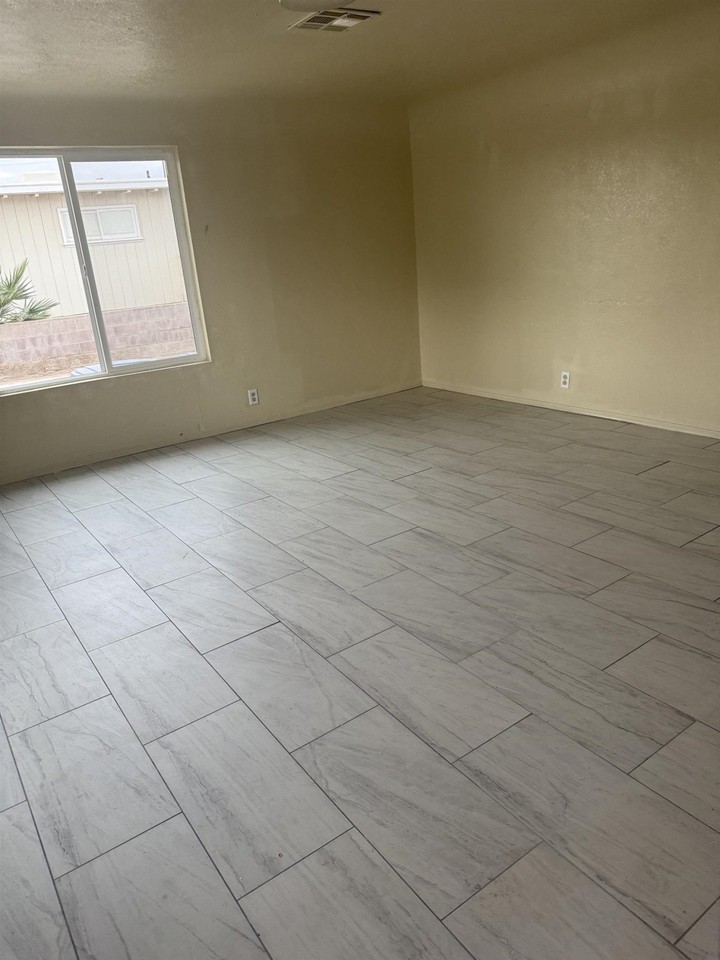 1508 W 9th Pl - Photo 3 of 6