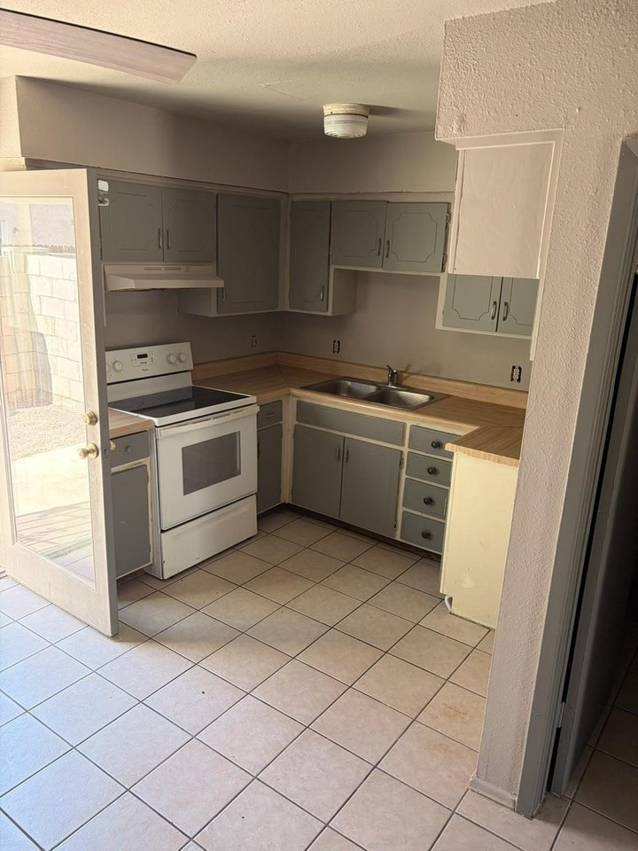 1508 W 9th Pl - Photo 5 of 6