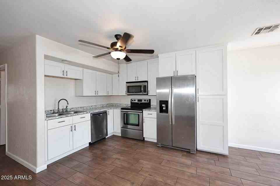532 W 9th St #201 - Photo 5 of 10