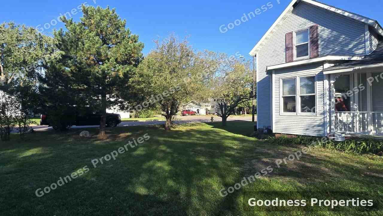 460 Spruce Street - Photo 3 of 11