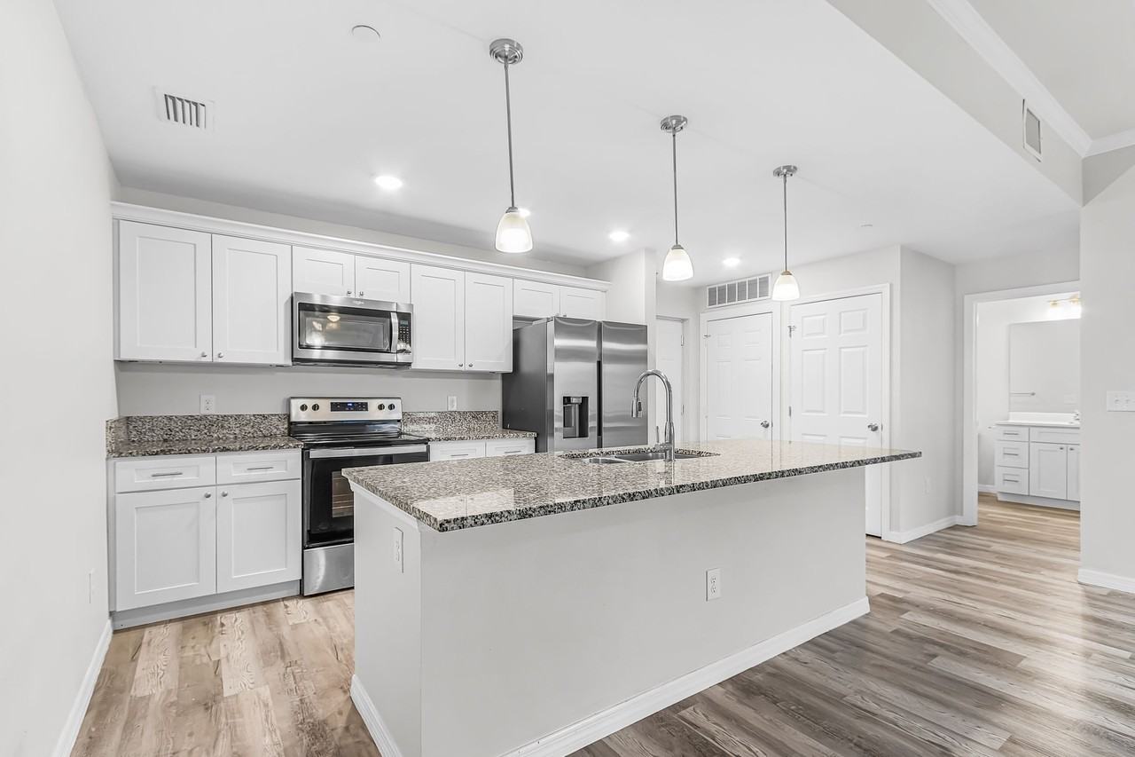 2771 Royal Palm Avenue - Photo 2 of 10