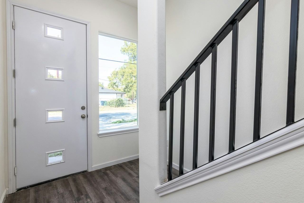 1618 Dakota Street, Unit 102 - Photo 4 of 26