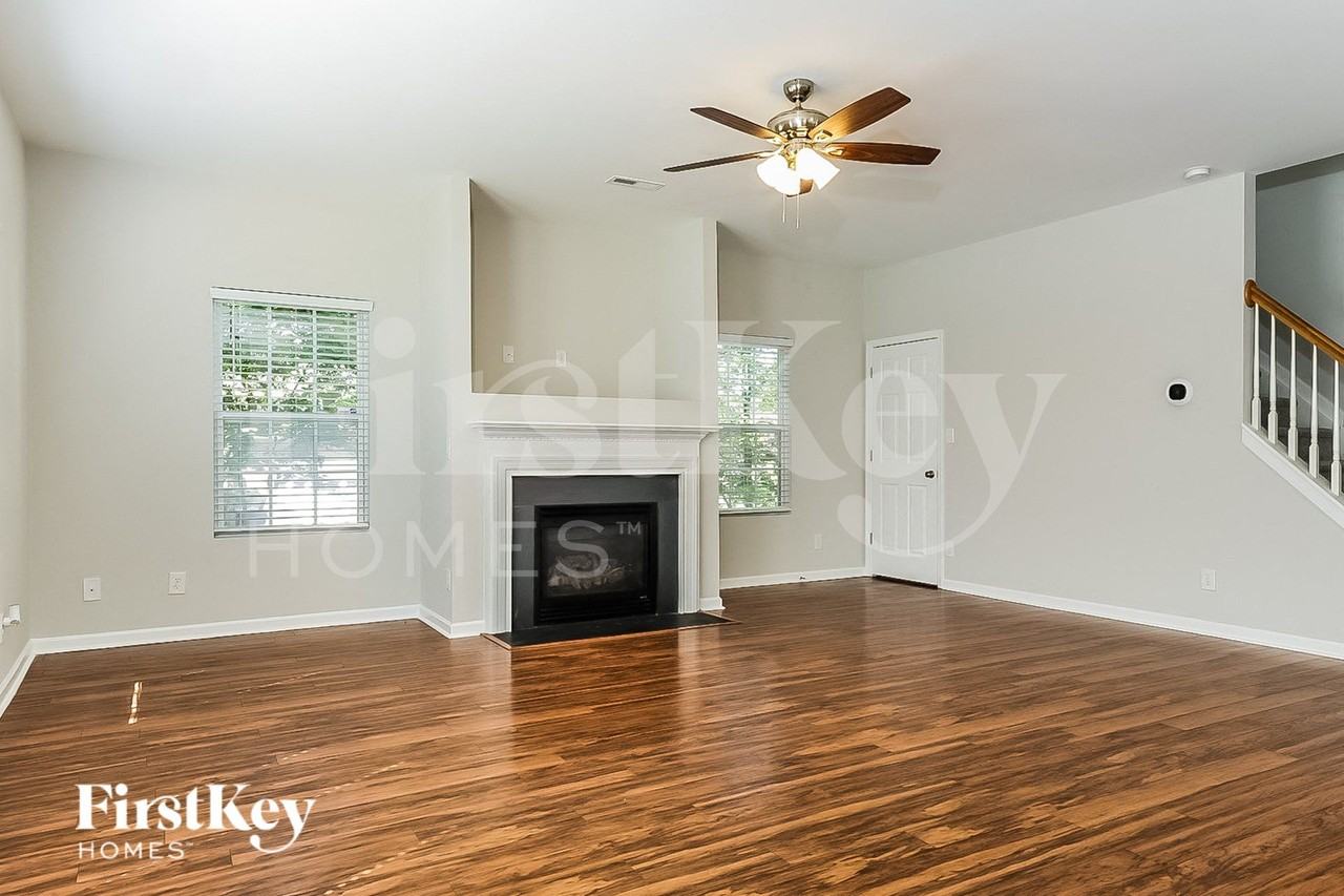 1004 Scarlett Dr - Photo 3 of 15