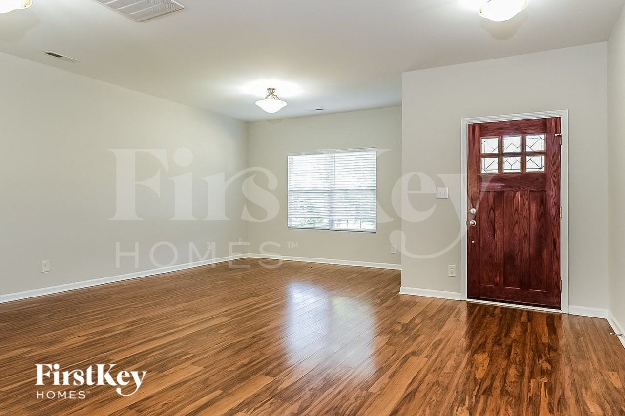 1004 Scarlett Dr - Photo 4 of 15