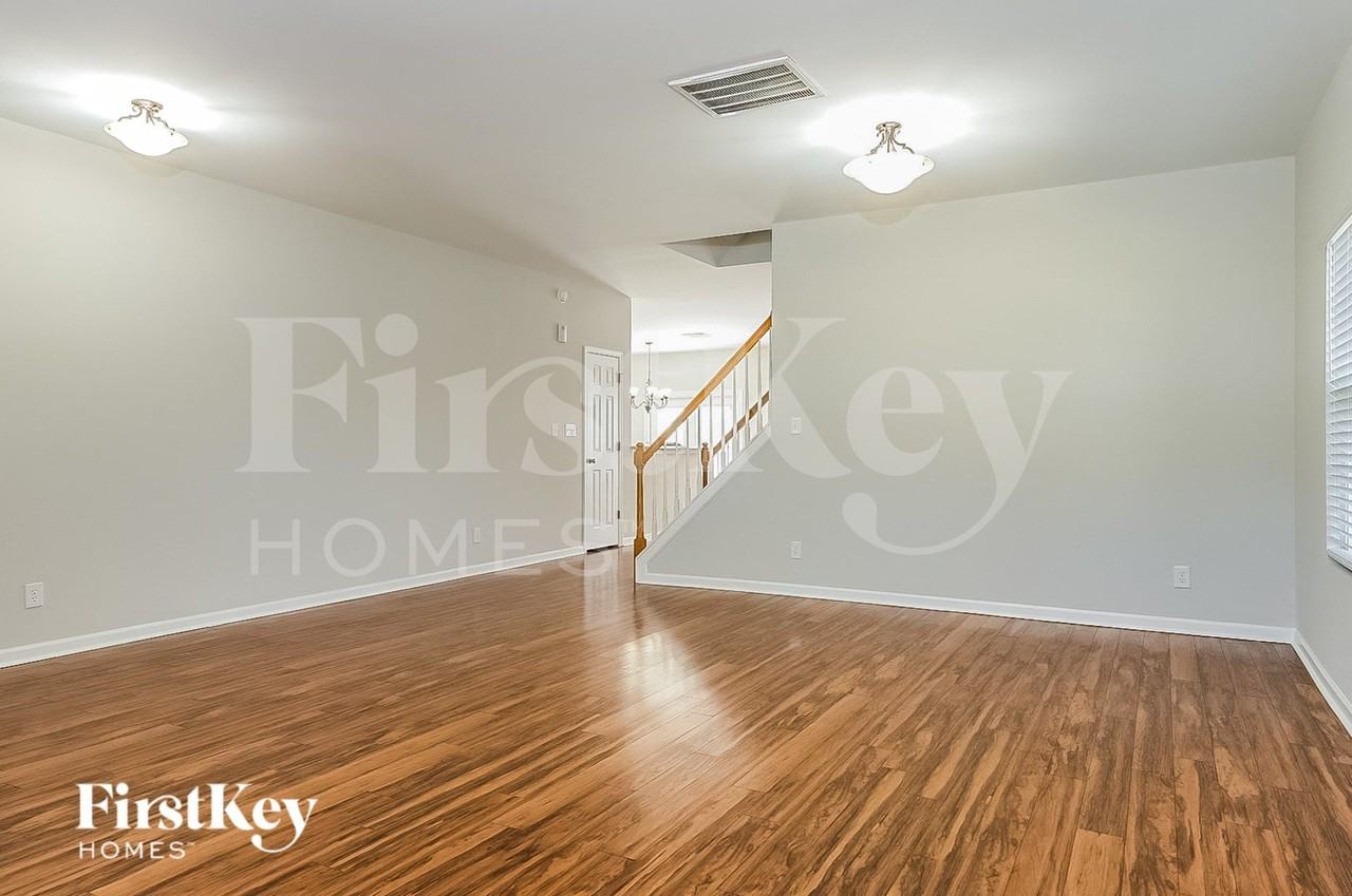 1004 Scarlett Dr - Photo 5 of 15