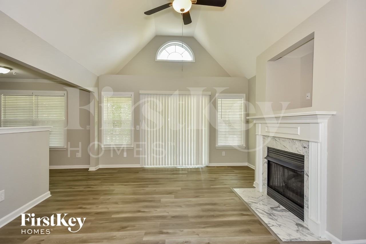 554 Summit Way - Photo 3 of 15