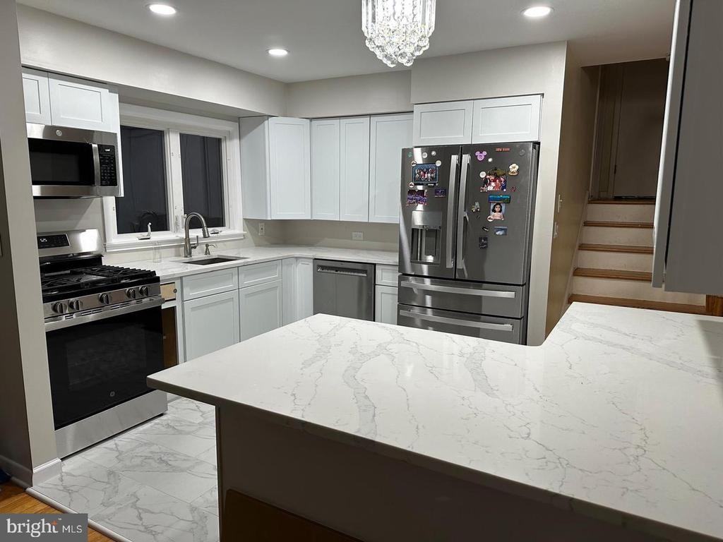 318 Oak Ln - Photo 3 of 10