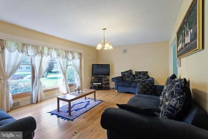 318 Oak Ln - Photo 7 of 10