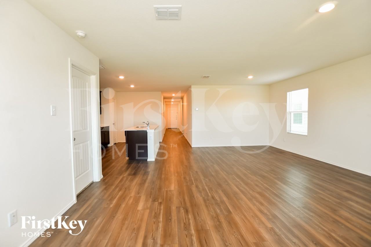 608 Autumnwood Way - Photo 3 of 17