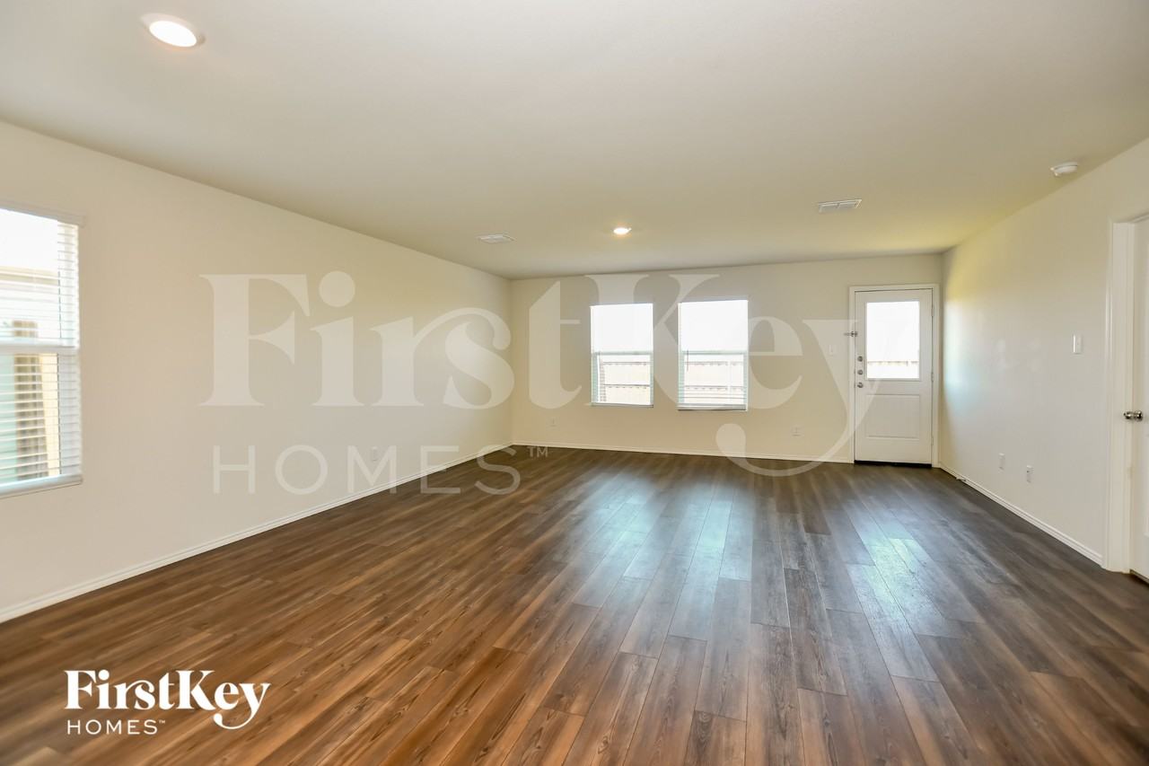 608 Autumnwood Way - Photo 4 of 17