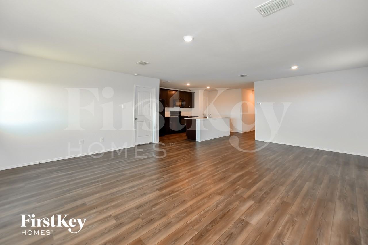608 Autumnwood Way - Photo 5 of 17