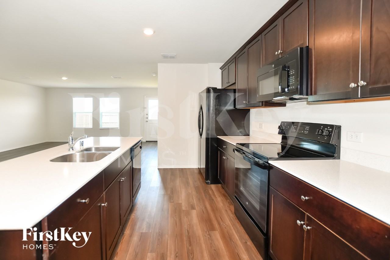 608 Autumnwood Way - Photo 6 of 17