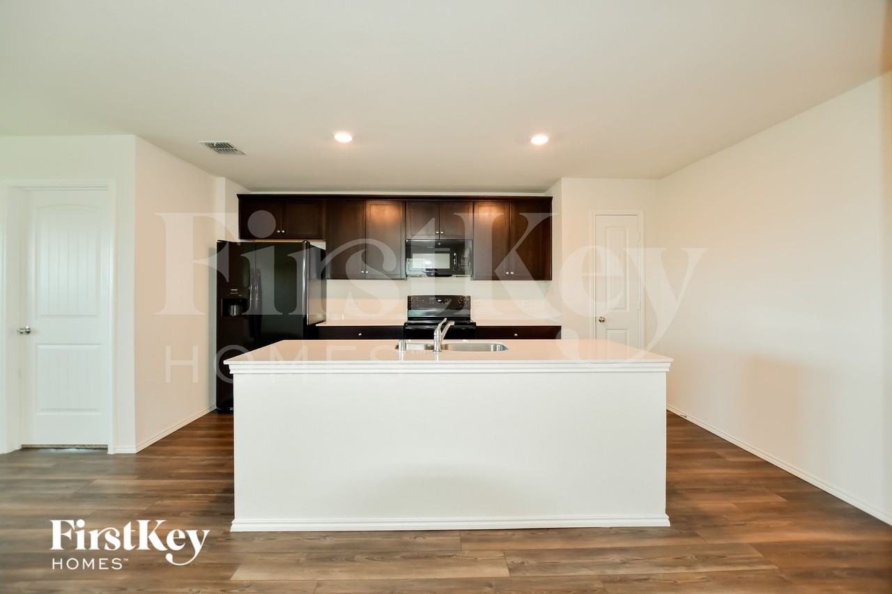 608 Autumnwood Way - Photo 7 of 17