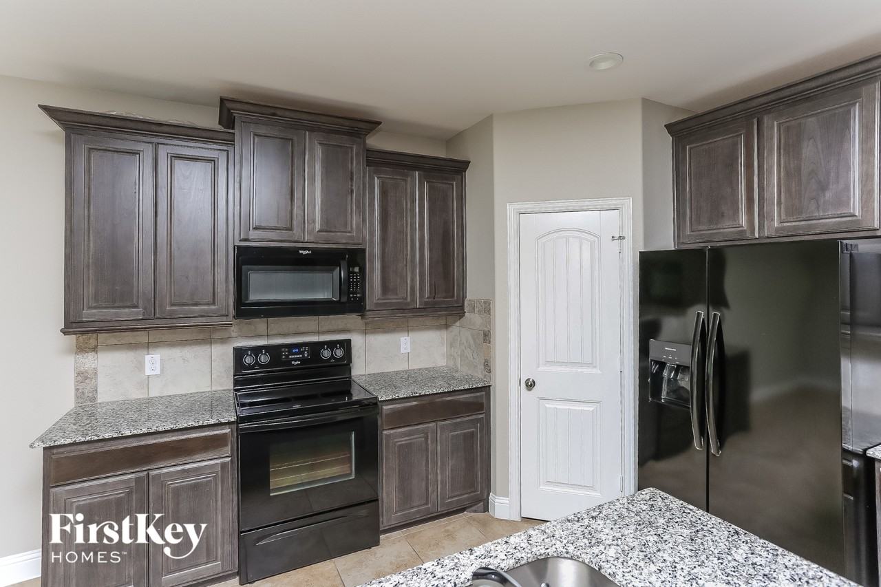 7508 Rose Crest Blvd - Photo 6 of 15