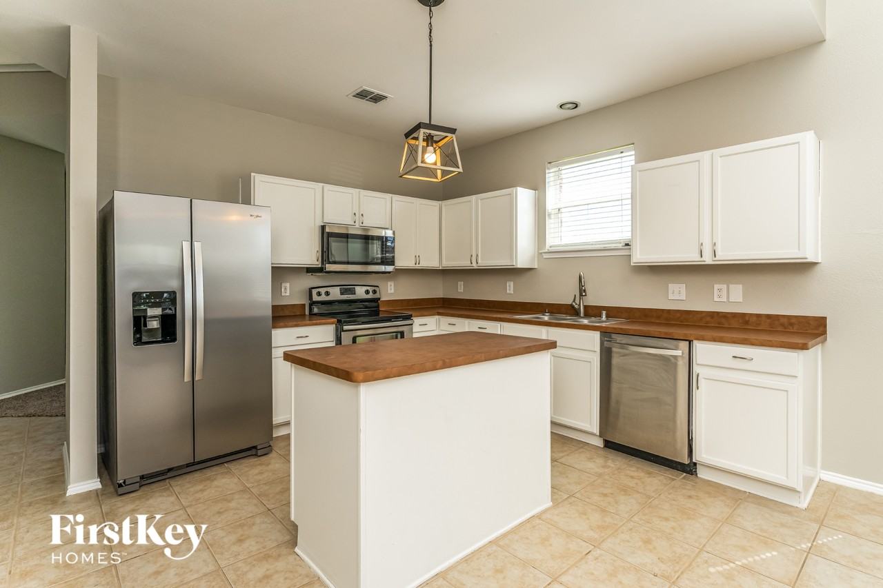 221 Cookston Ln - Photo 4 of 15