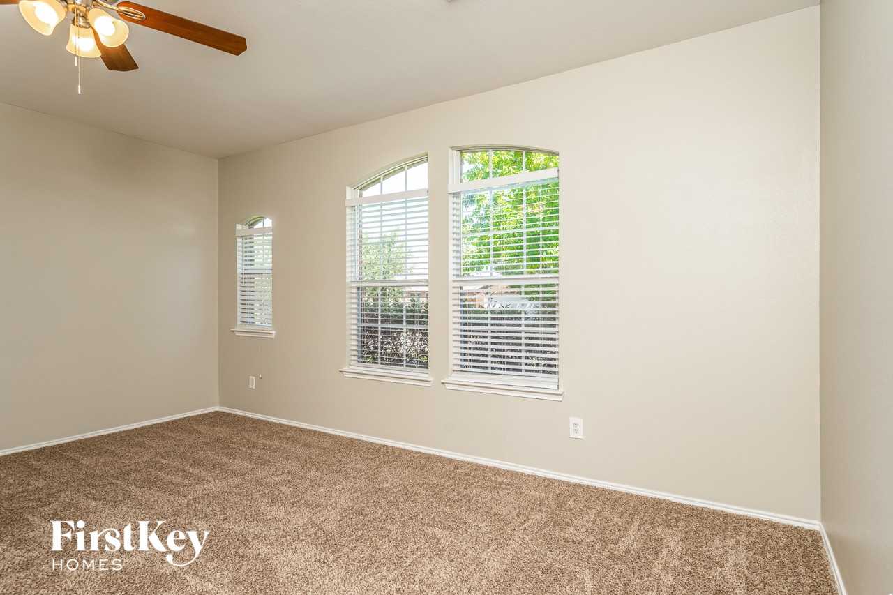 221 Cookston Ln - Photo 6 of 15