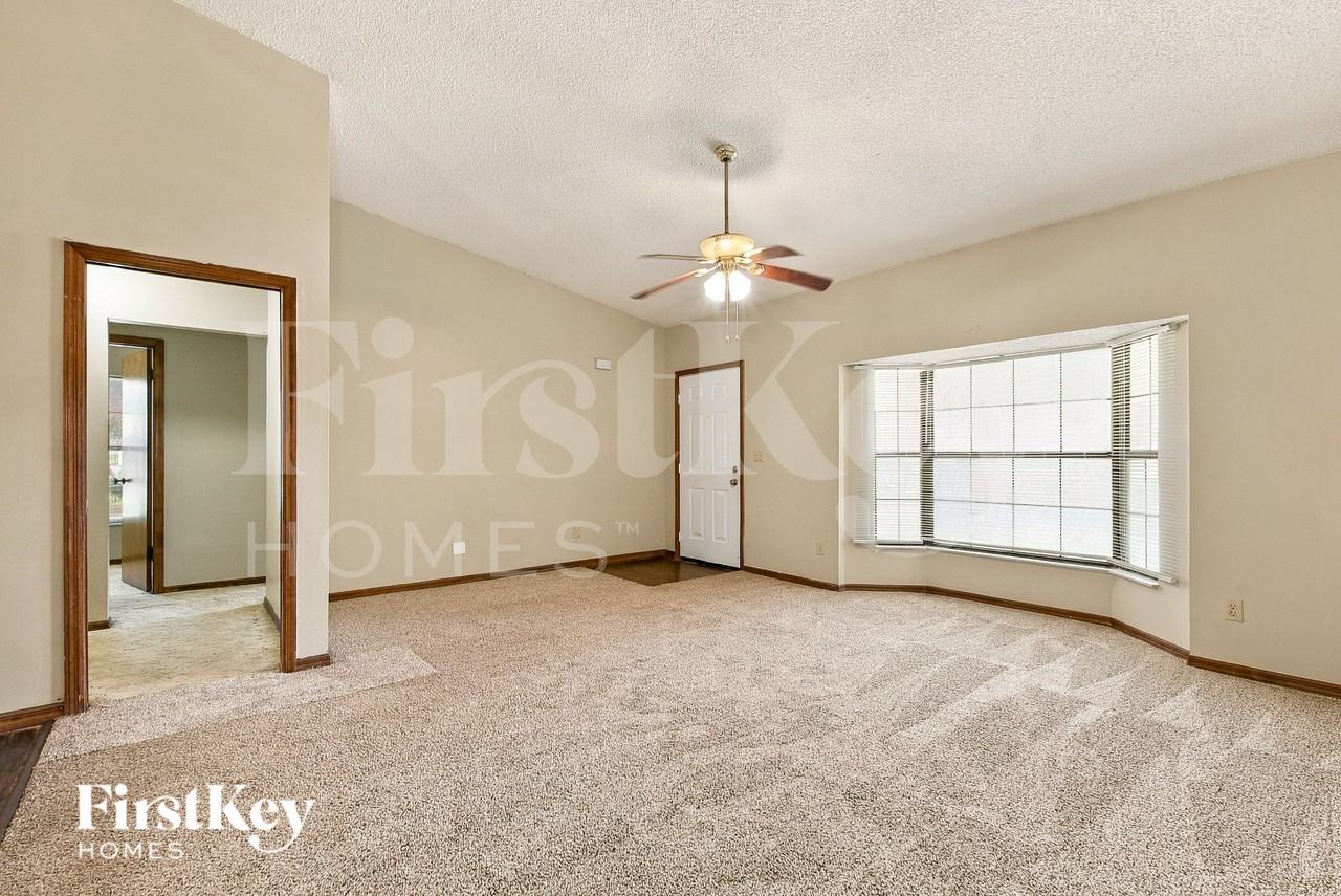 742 Eunice St - Photo 3 of 17
