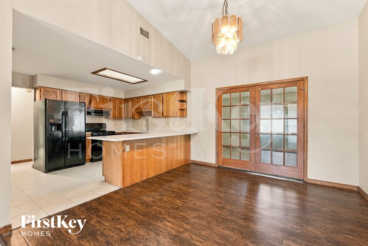 742 Eunice St - Photo 4 of 17