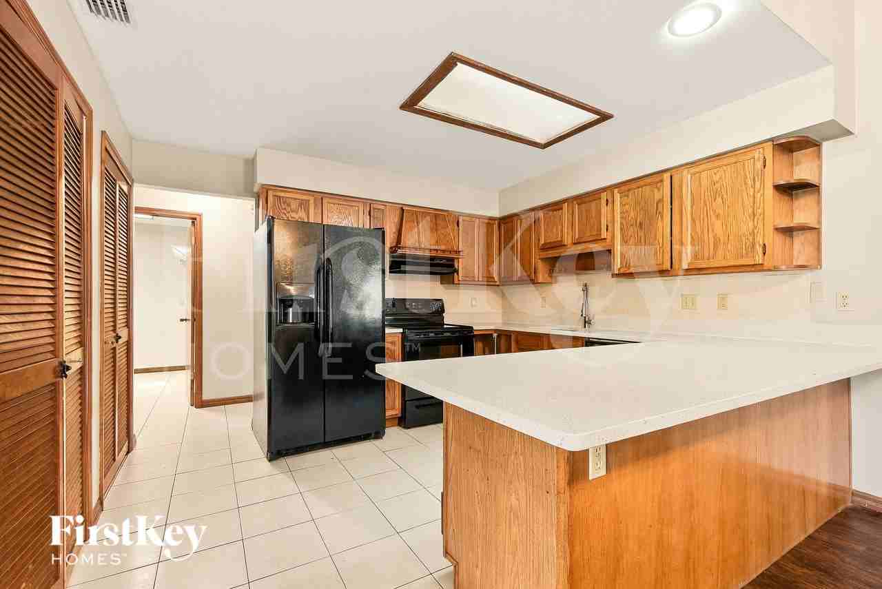 742 Eunice St - Photo 5 of 17