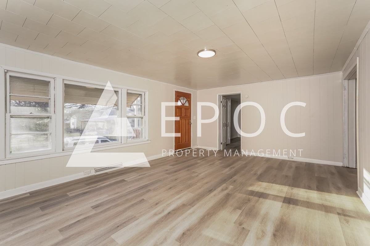 606 Robbins St - Photo 2 of 17
