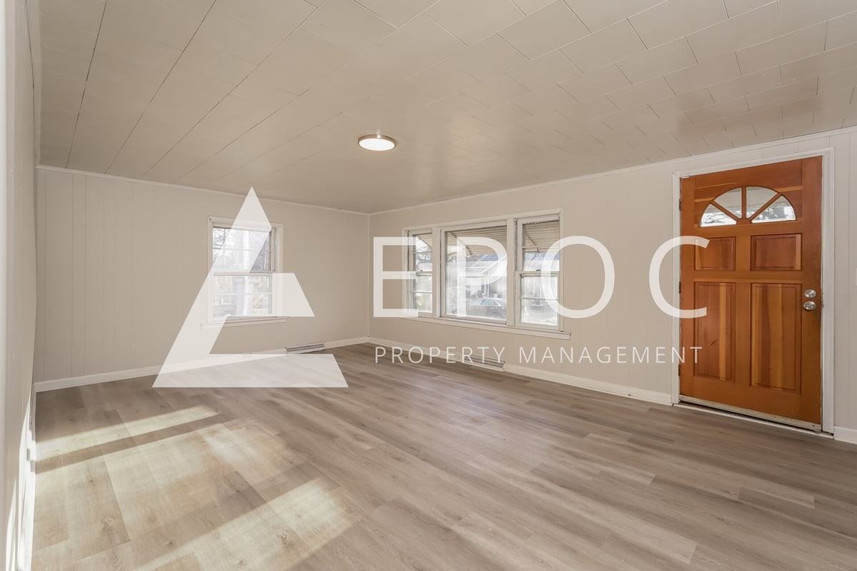 606 Robbins St - Photo 3 of 17