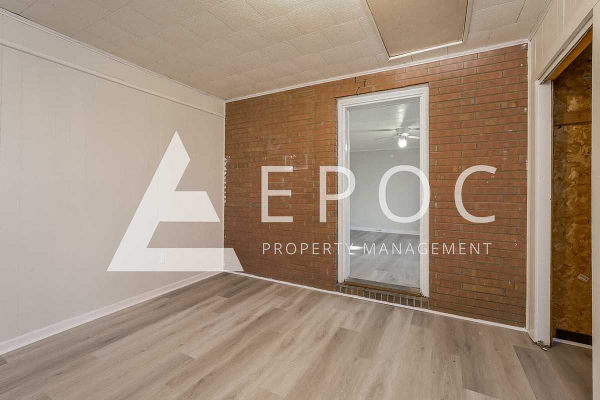 606 Robbins St - Photo 4 of 17