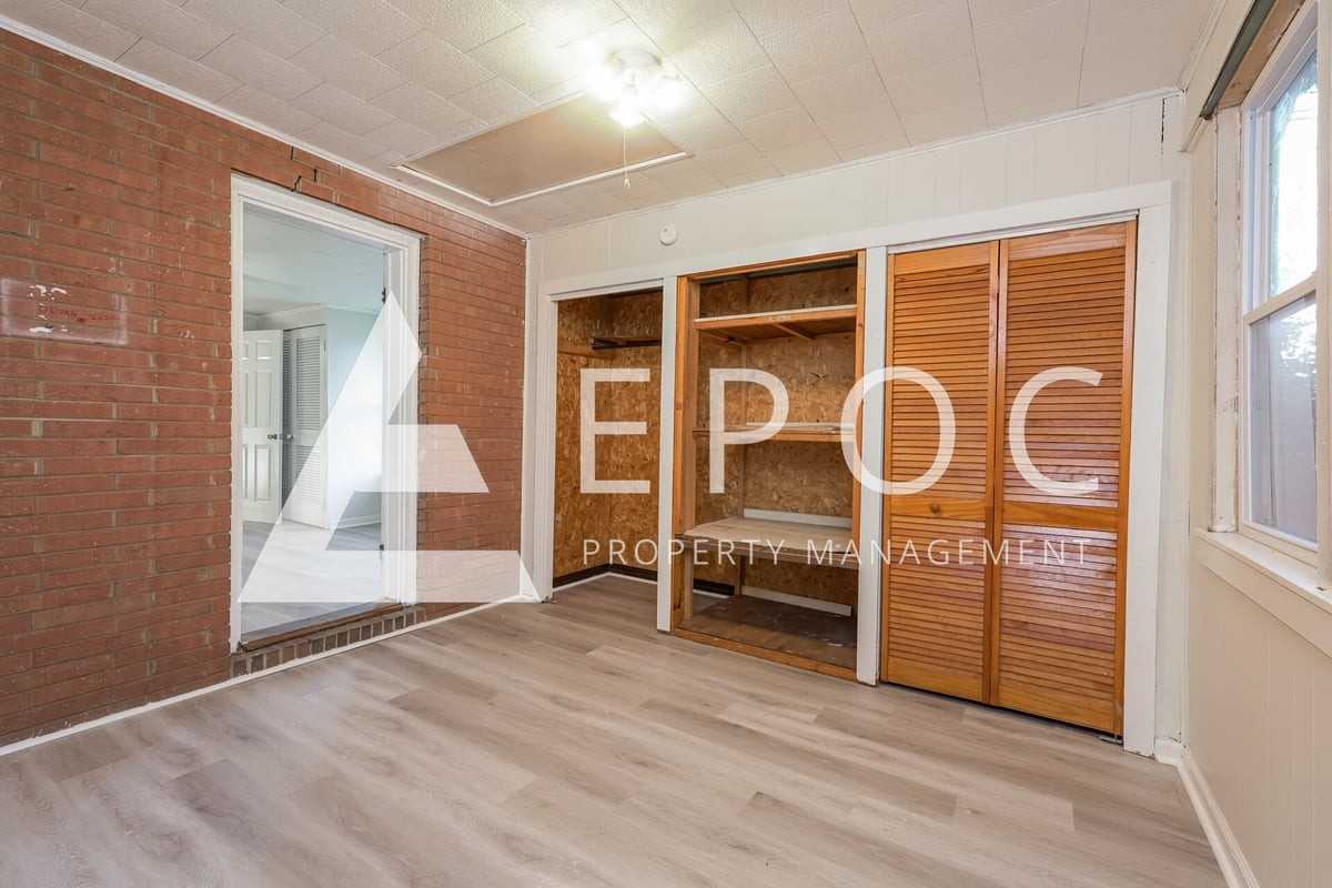 606 Robbins St - Photo 5 of 17