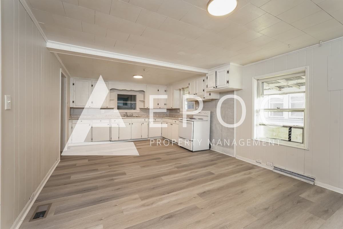 606 Robbins St - Photo 7 of 17