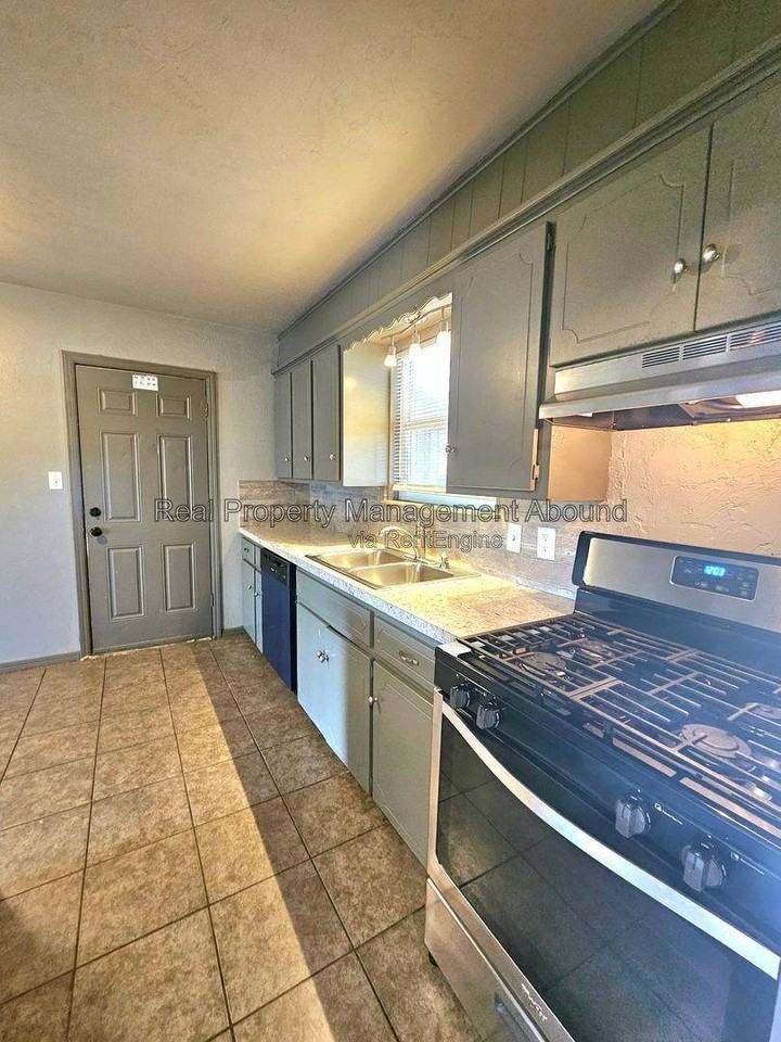 308 S Hickory Pl - Photo 2 of 20