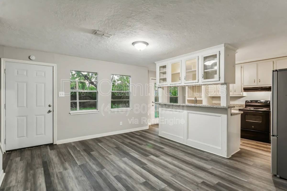 1617 3rd St - Photo 2 of 16