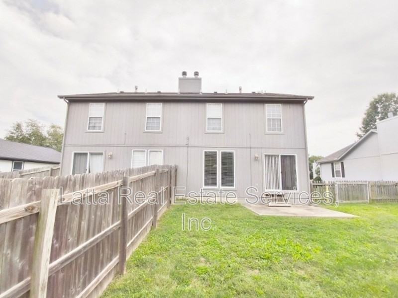 623 Ne Swann Cir - Photo 2 of 16