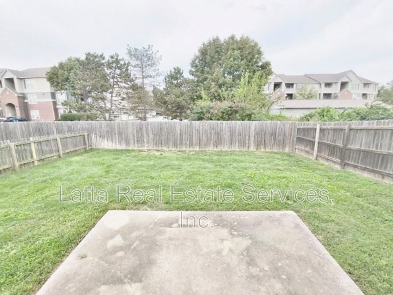 623 Ne Swann Cir - Photo 3 of 16