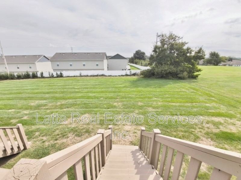 407 S Sunrise Dr - Photo 3 of 14