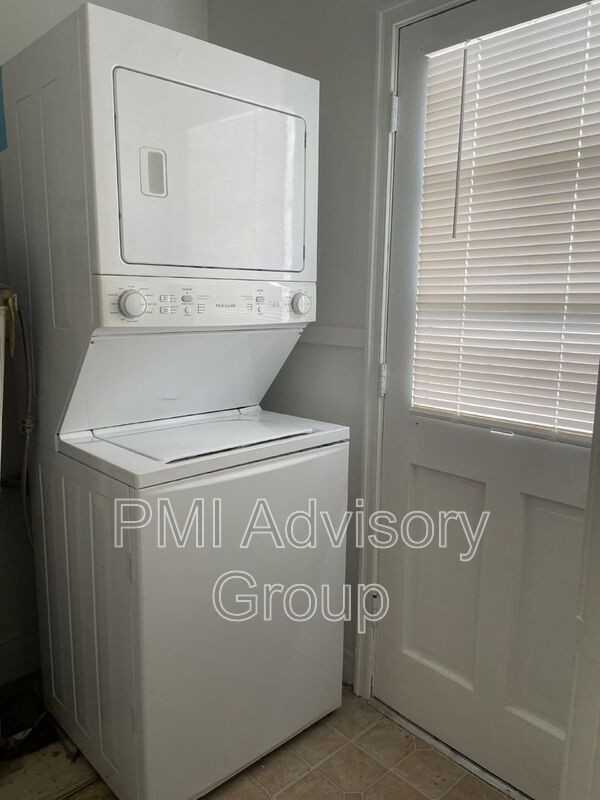 2028 Sw Medford Ave - Photo 2 of 14