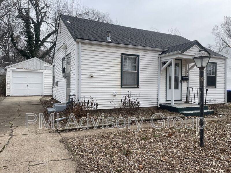 2028 Sw Medford Ave - Photo 3 of 14