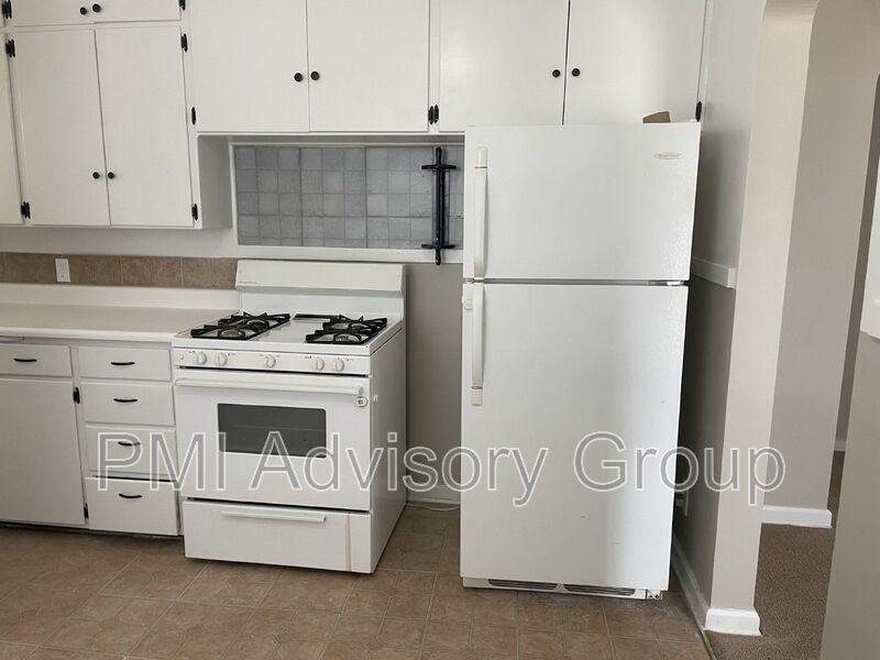 2028 Sw Medford Ave - Photo 4 of 14