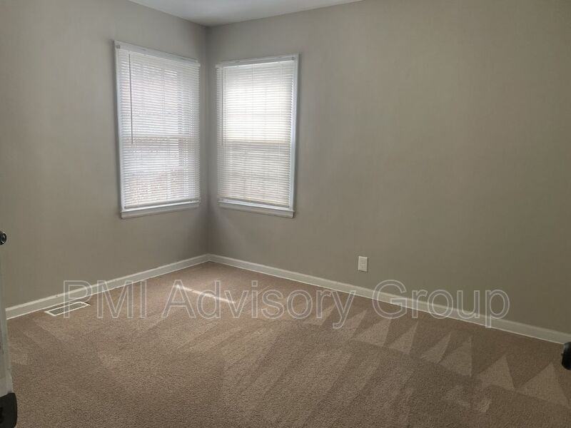 2028 Sw Medford Ave - Photo 7 of 14