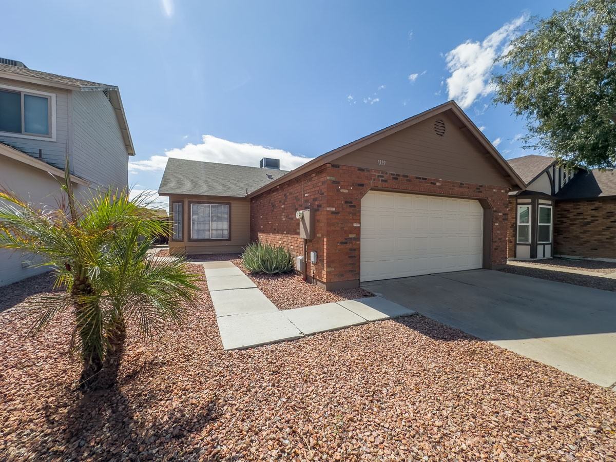 1319 W Straford Dr - Photo 2 of 24