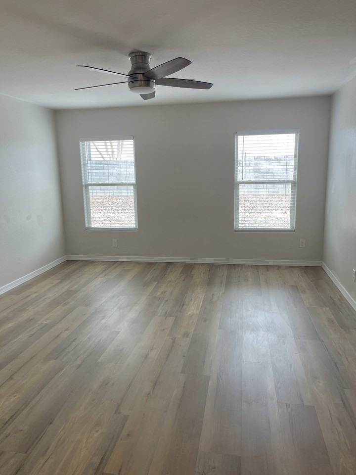 1028 W Nina Dr - Photo 4 of 15