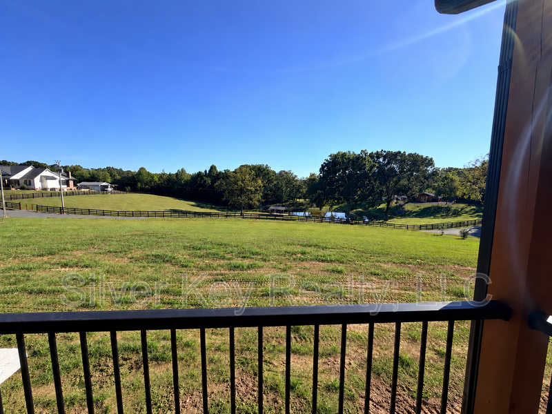 1725 Reed Rd - Photo 4 of 33