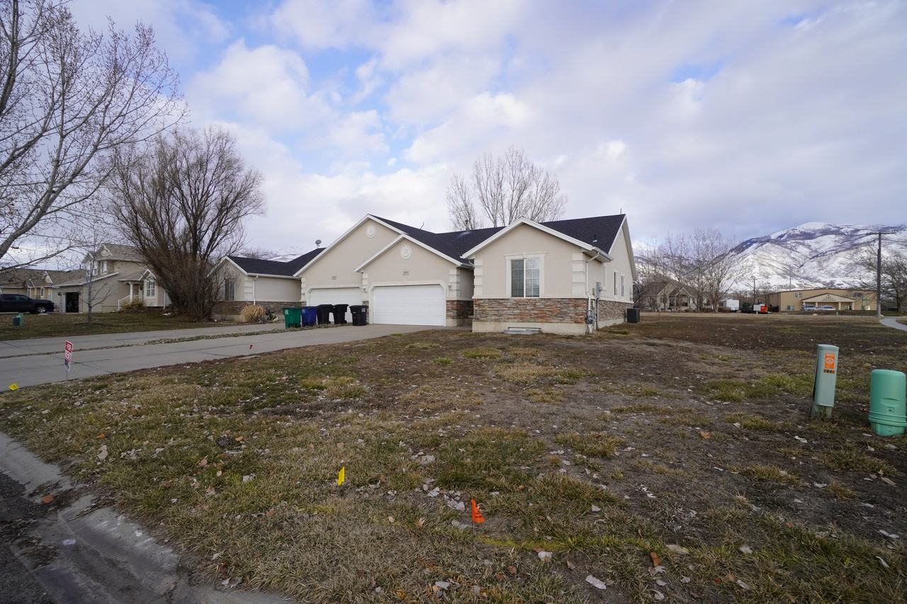 2079 Se - Photo 2 of 37