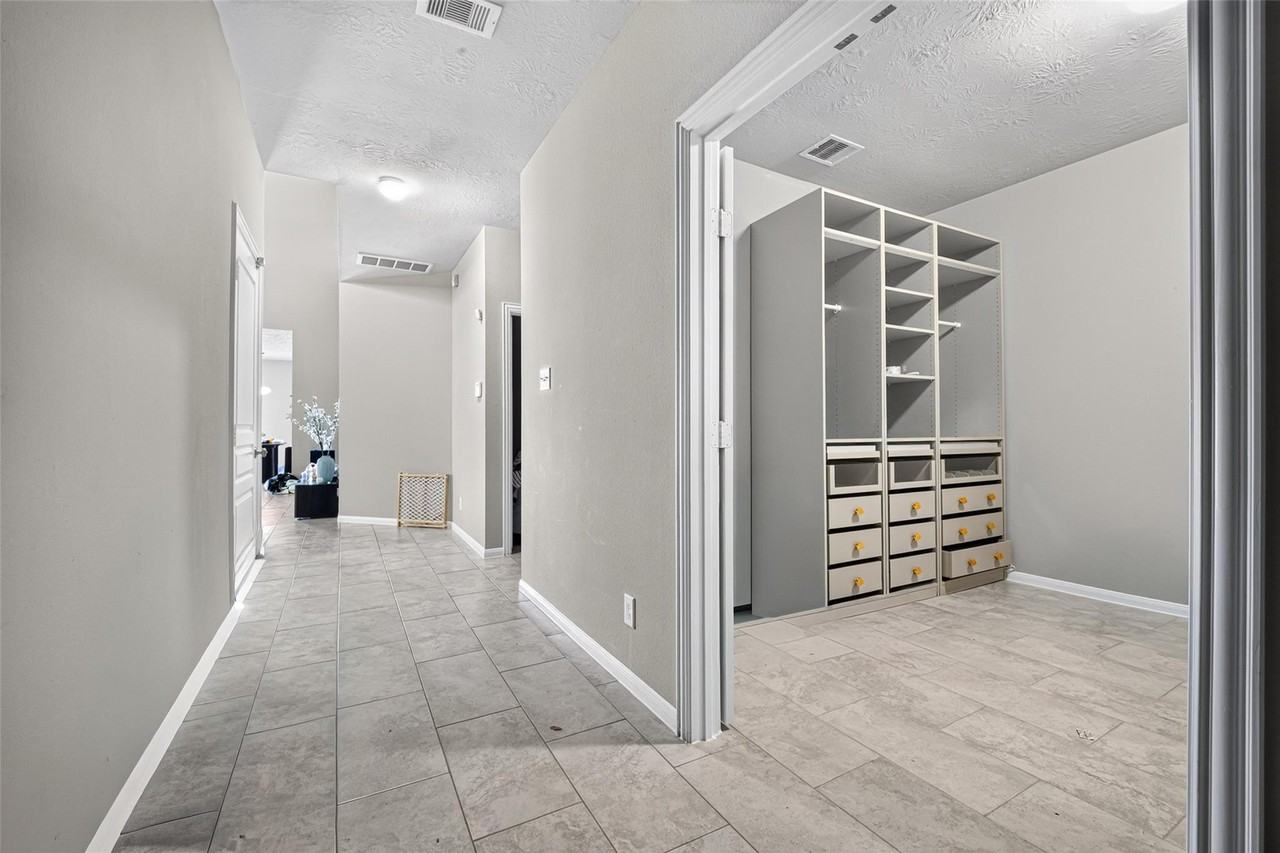 10830 Harston Dr - Photo 3 of 22
