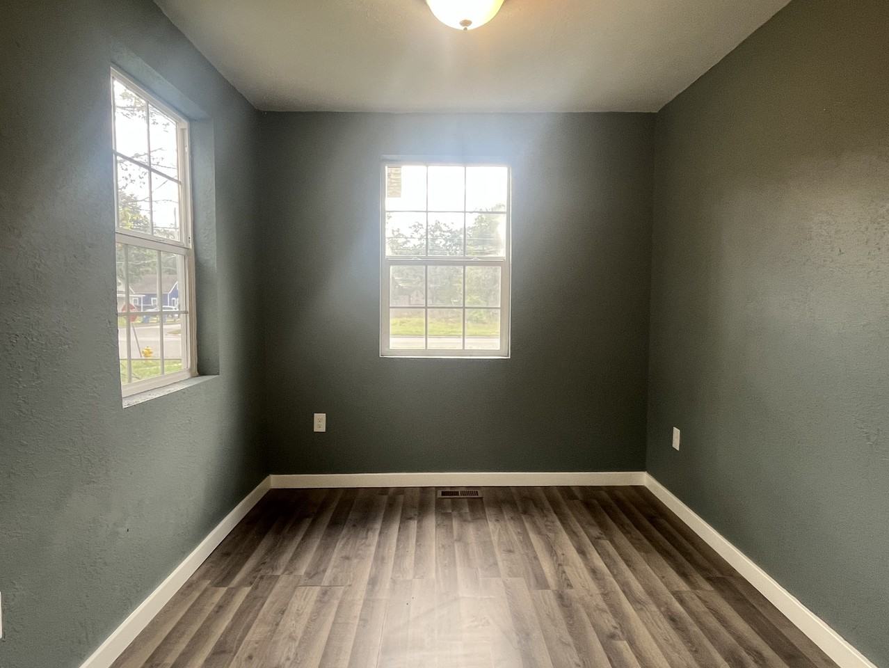 2933 6th St - Photo 4 of 12