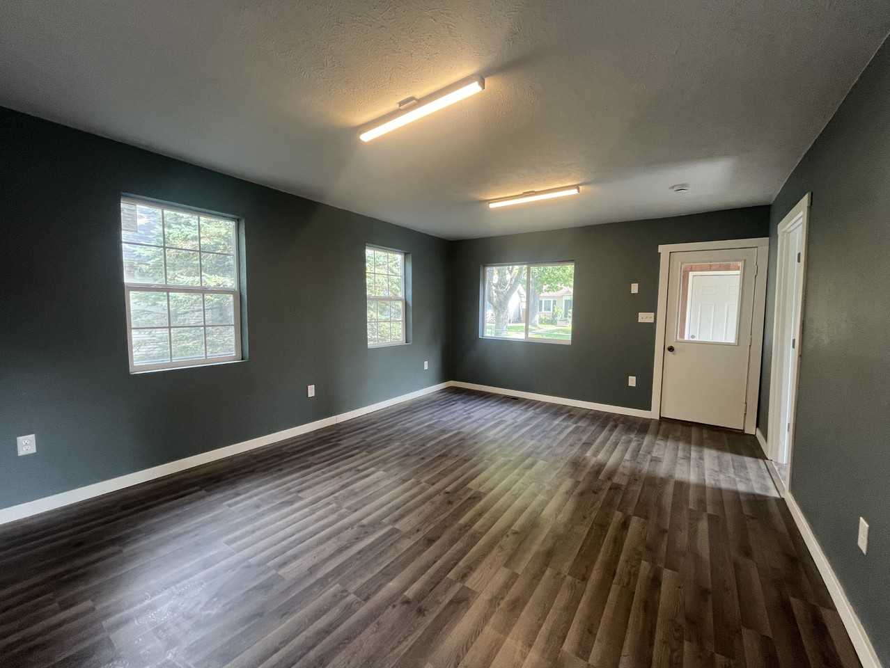 2933 6th St - Photo 6 of 12