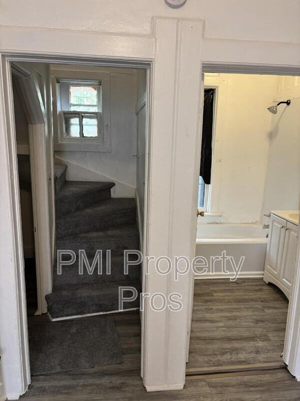 615 W Chambers St - Photo 3 of 10