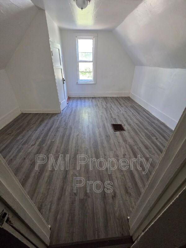 615 W Chambers St - Photo 6 of 10